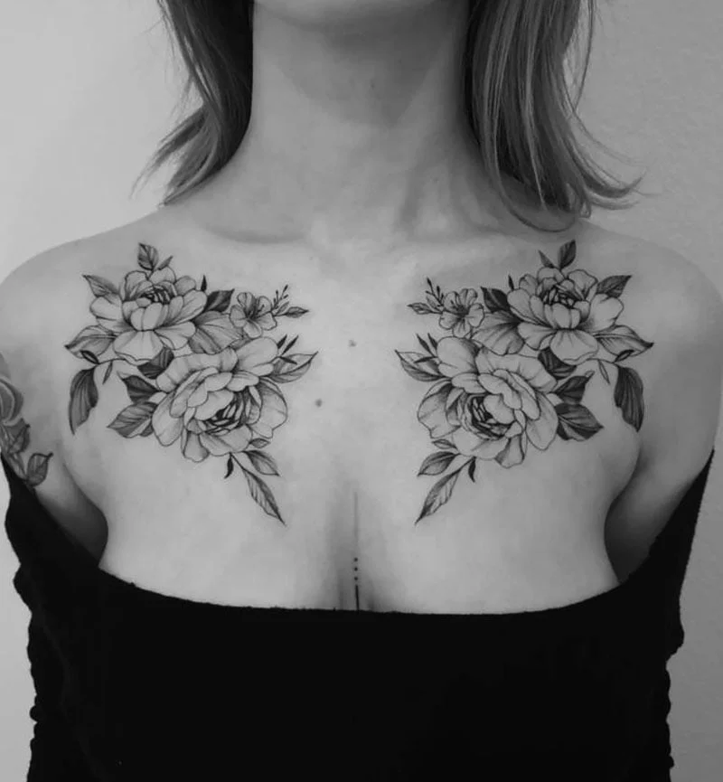 Tatuaje de flores en el pecho