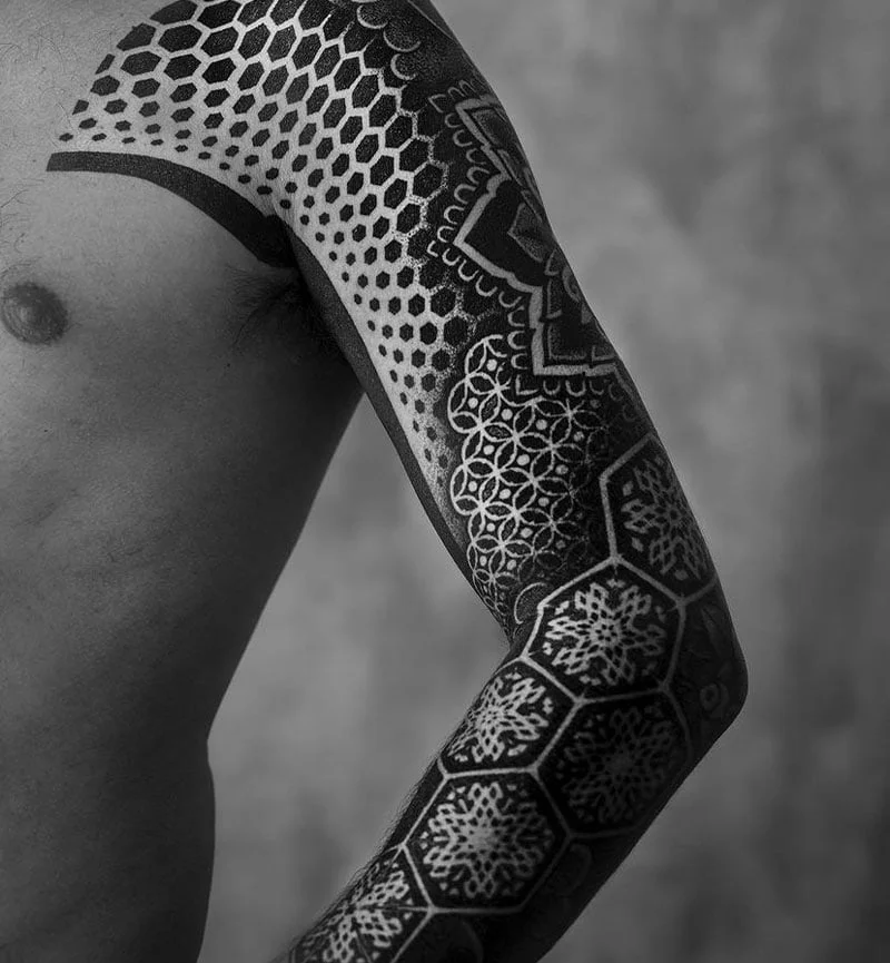 Tatuaje en brazo realizado por Nazareno