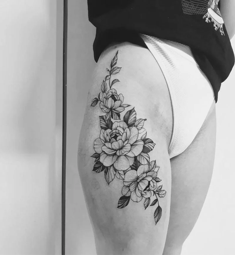 Tatuaje de flores en la pierna de Noella Mondoloni